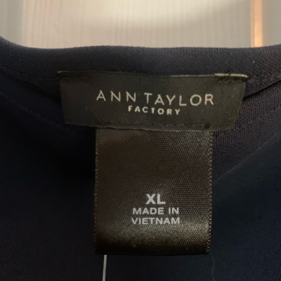 NWT Ladies pull over dress shirt blouse from ANN TAYLOR Factory.  XL. Navy blue! - Picture 2 of 6